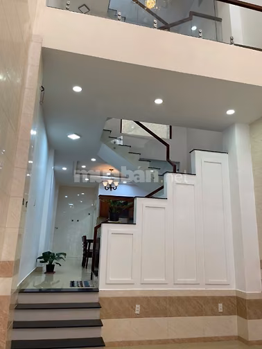 Nhà nguyên căn có máy lạnh, nội thất HXT 1 trục cách Q lộ 13 100m