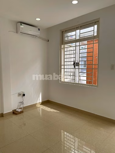 Nhà nguyên căn có máy lạnh, nội thất HXT 1 trục cách Q lộ 13 100m