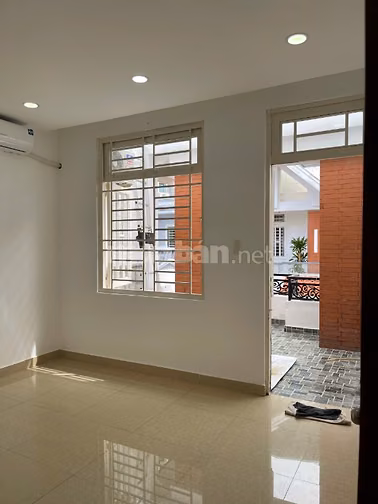 Nhà nguyên căn có máy lạnh, nội thất HXT 1 trục cách Q lộ 13 100m