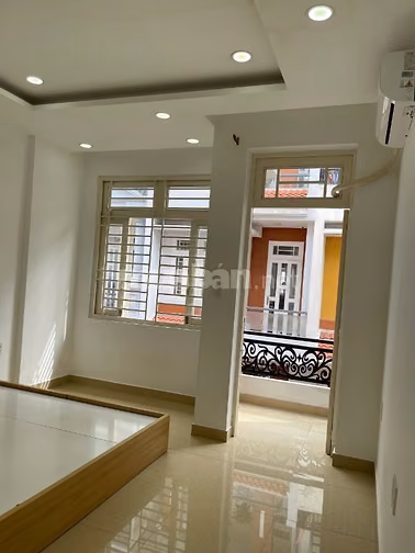 Nhà nguyên căn có máy lạnh, nội thất HXT 1 trục cách Q lộ 13 100m