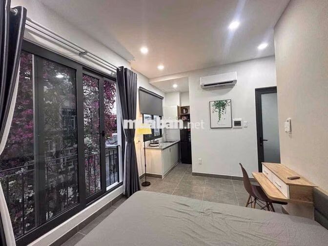 Căn Phòng Ban Công- Đầy Đủ Nội Thất- View Vườn Hoa Giấy
