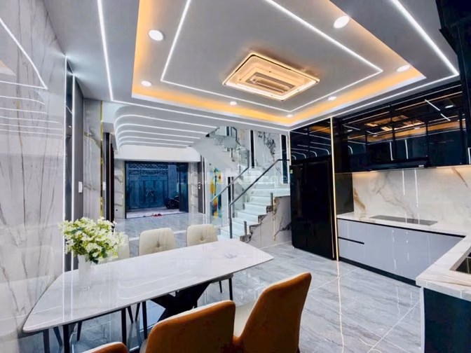 Chủ ngộp gấp bán nhà DT 56m2 đúc 5 tầng đường TCH16, Q.12 giá 6ty400