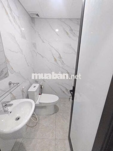 Cho thuê nhà nguyên căn tại phố trạm cổ linh 