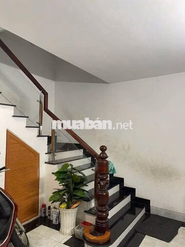 CHO THUÊ NHÀ 1 TRỆT 2 LẦU, DT 5×12 CÓ 4PN,4WC. XE HƠI NGỦ TRONG NHÀ