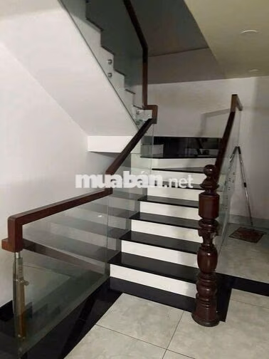 CHO THUÊ NHÀ 1 TRỆT 2 LẦU, DT 5×12 CÓ 4PN,4WC. XE HƠI NGỦ TRONG NHÀ