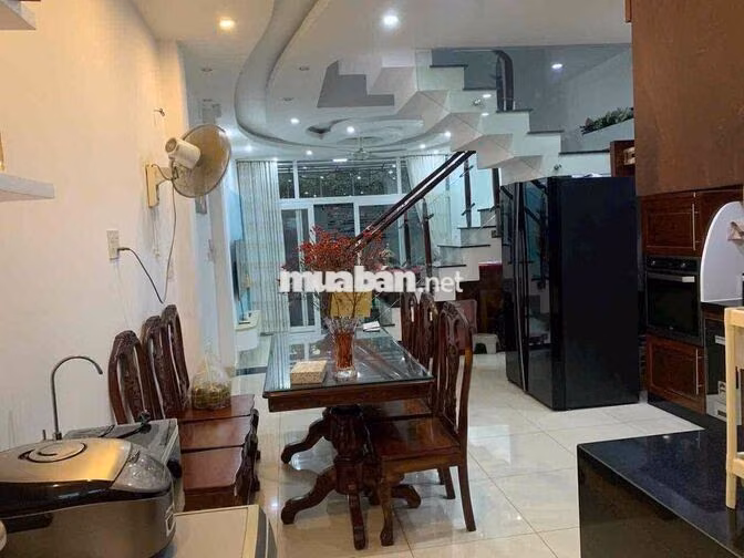 Cho thuê nguyên căn nhà Nguyễn Tất Thành, Q4