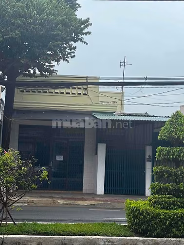 Bán nhà măt phố tai đường 23/10, Măt tiền 11 m. Hướng nam.