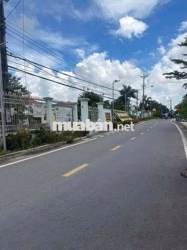 NHÀ CẤP 4 MỚI XÂY SAU LƯNG UỶ BAN LONG PHƯỚC cũ