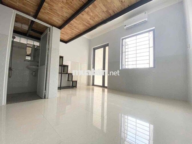 PHÒNG DUPLEX CÓ BAN CÔNG PHÙ HỢP Ở TỪ 3-4 BẠN NGAY SÁT BÊN ĐH VĂN LANG