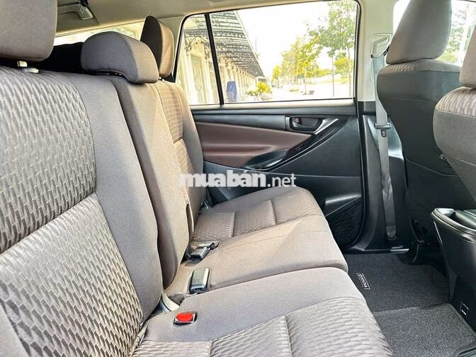 GIA ĐÌNH CẦN BÁN XE TOYOTA INNOVA MÀU ĐEN ĐỜI 2022