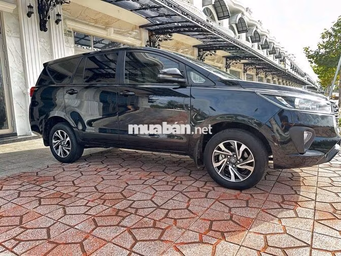 GIA ĐÌNH CẦN BÁN XE TOYOTA INNOVA MÀU ĐEN ĐỜI 2022