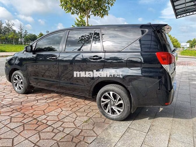 GIA ĐÌNH CẦN BÁN XE TOYOTA INNOVA MÀU ĐEN ĐỜI 2022