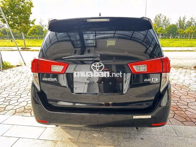 GIA ĐÌNH CẦN BÁN XE TOYOTA INNOVA MÀU ĐEN ĐỜI 2022