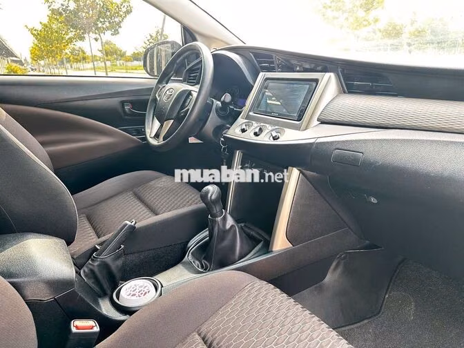 GIA ĐÌNH CẦN BÁN XE TOYOTA INNOVA MÀU ĐEN ĐỜI 2022