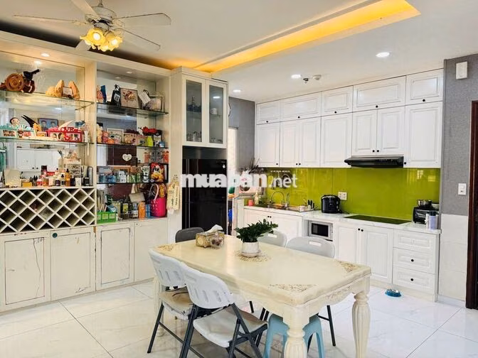 Cần cho thuê căn hộ cao cấp full nội thất 3 phòng ngủ 122m2