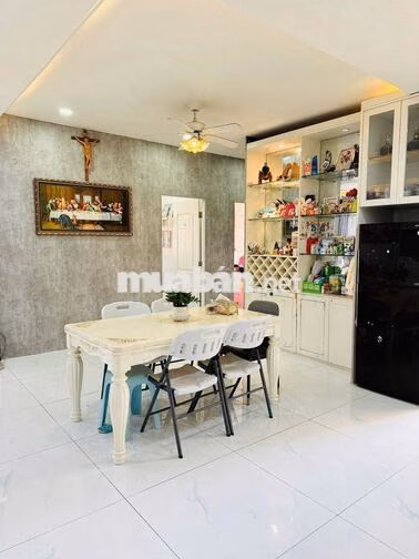 Cần cho thuê căn hộ cao cấp full nội thất 3 phòng ngủ 122m2