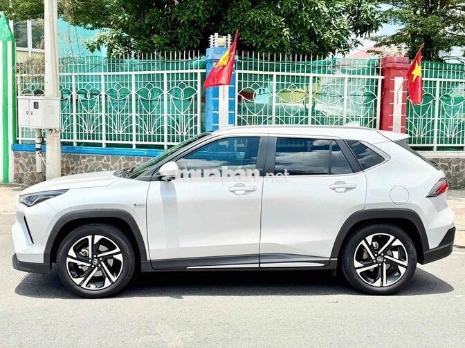 Yaris Cross HEV 2025 180tr nhận xe