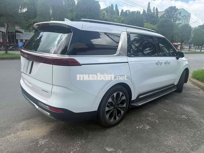 Kia Carnival Premium Trắng 8 chỗ 11,700 km