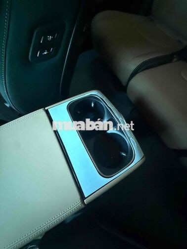 Kia Carnival Premium Trắng 8 chỗ 11,700 km