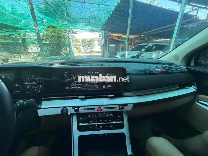 Kia Carnival Premium Trắng 8 chỗ 11,700 km