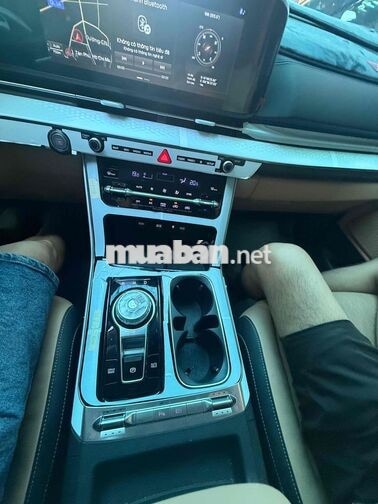 Kia Carnival Premium Trắng 8 chỗ 11,700 km