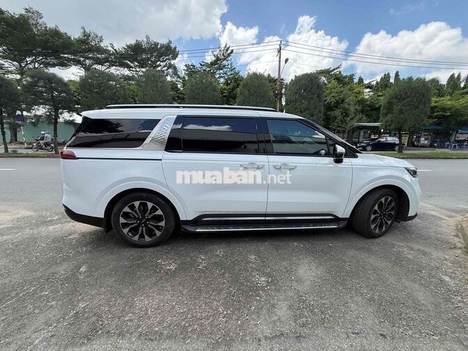 Kia Carnival Premium Trắng 8 chỗ 11,700 km