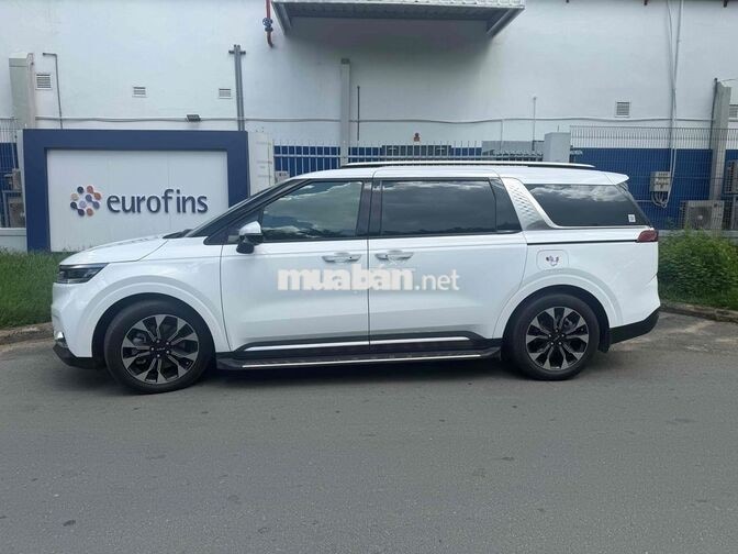 Kia Carnival Premium Trắng 8 chỗ 11,700 km