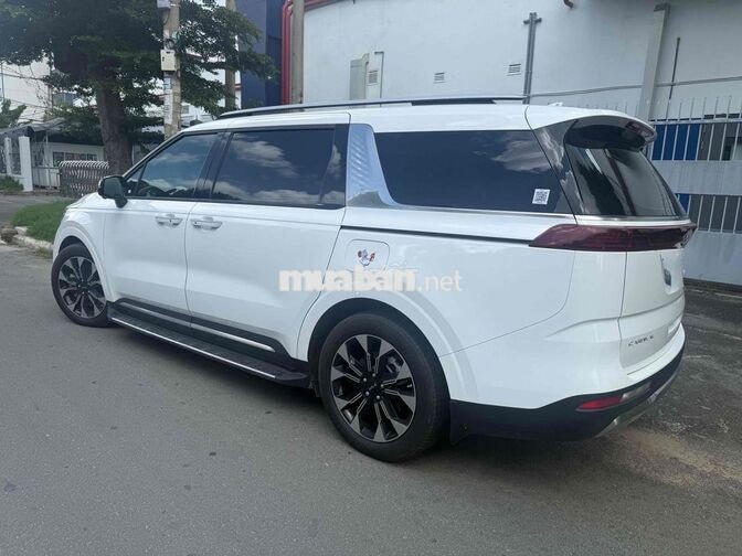 Kia Carnival Premium Trắng 8 chỗ 11,700 km