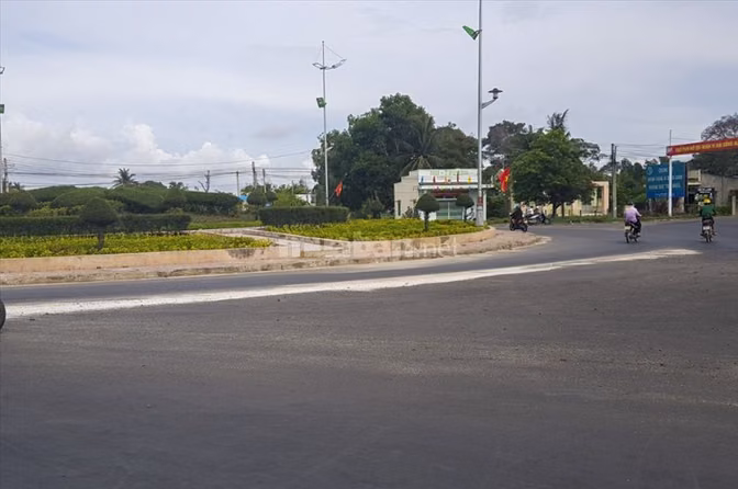 Đất mặt tiền đường DT835, diện tích: 18x50, thổ cư 400m2