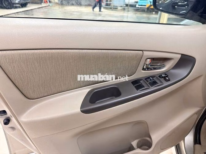 Toyota Innova E 2014 Số sàn Bạc 100.000 km