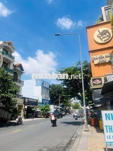 CHO THUÊ TOÀ NHÀ MẶT TIỀN ĐƯỜNG ĐỘC LẬP 9X27M NỞ HẬU 20M VỊ TRÍ NGÃ 3