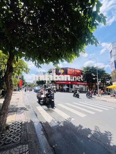 CHO THUÊ TOÀ NHÀ MẶT TIỀN ĐƯỜNG ĐỘC LẬP 9X27M NỞ HẬU 20M VỊ TRÍ NGÃ 3