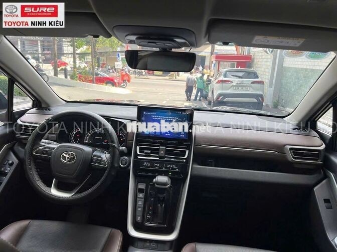Toyota Innova Cross V 2024 Bản cao cấp Đen