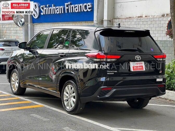 Toyota Innova Cross V 2024 Bản cao cấp Đen