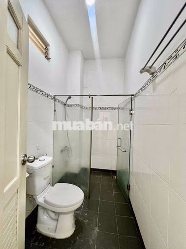Cho Thuê Nhà DT 6x20 1Trệt 2Lầu 3Pn 4Wc Sân Rộng Ôtô Hẻm Xe Tải