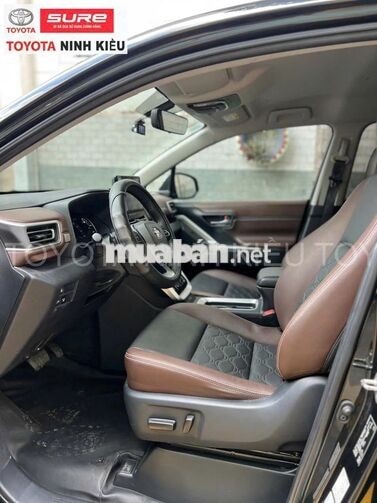 Toyota Innova Cross V 2024 Bản cao cấp Đen