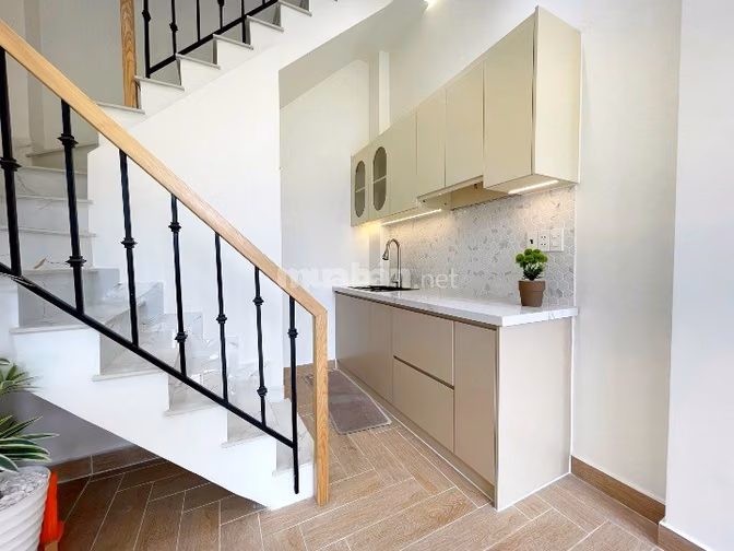 Bán nhà mặt tiền mới đẹp 2 lầu sân thượng đường Dương Bá Trạc
