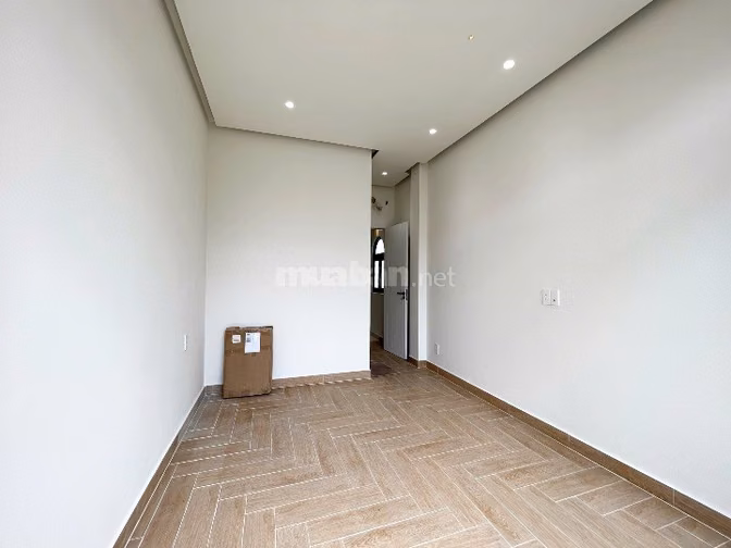 Bán nhà mặt tiền mới đẹp 2 lầu sân thượng đường Dương Bá Trạc