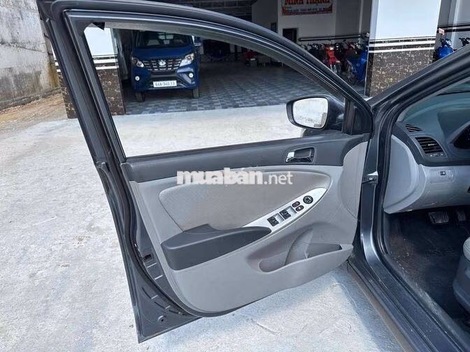 Hyundai Accent 2012 Số tự động Xám