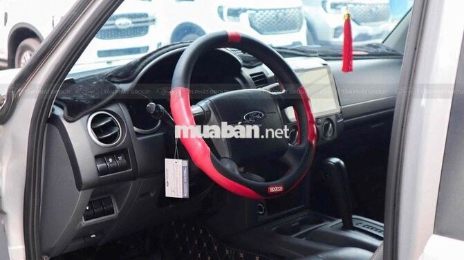 Ford Everest 2014 4x2 AT Bạc 7 chỗ