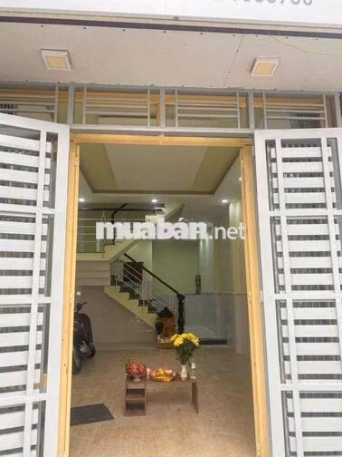 Cho thuê nhà 3 tầng có 3 phòng ngủ hẻm 6m thông gần chợ phạm đăng giản