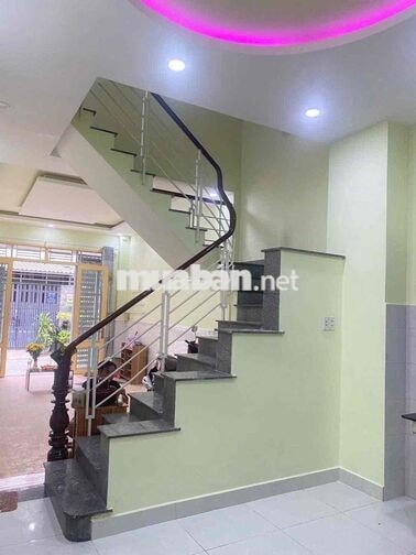 Cho thuê nhà 3 tầng có 3 phòng ngủ hẻm 6m thông gần chợ phạm đăng giản
