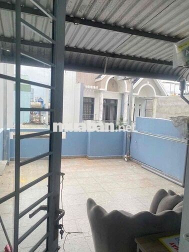 Cho thuê nhà 3 tầng có 3 phòng ngủ hẻm 6m thông gần chợ phạm đăng giản