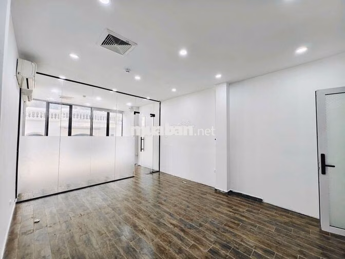 Cho thuê văn phòng 75m2 tại Hoàng Cầu đường ô tô tránh nhau