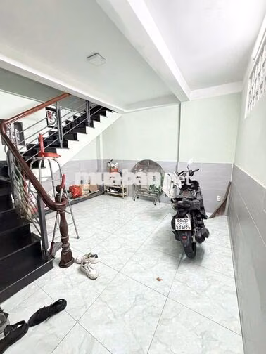 Cho thuê lầu 1 MT Năm Châu P. Bảy Hiền, 90m2, lối đi riêng.