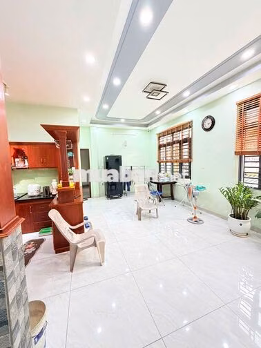 Cho thuê lầu 1 MT Năm Châu P. Bảy Hiền, 90m2, lối đi riêng.