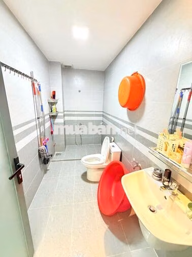 Cho thuê lầu 1 MT Năm Châu P. Bảy Hiền, 90m2, lối đi riêng.