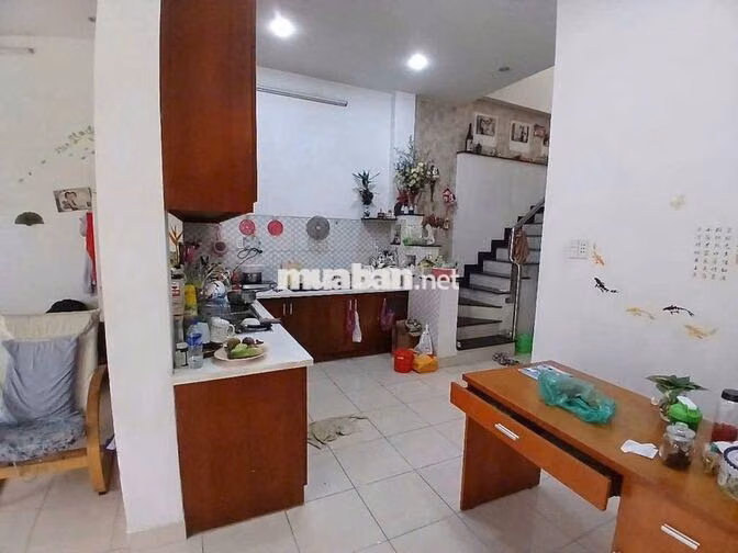 Nhà nguyên căn đẹp, nhiều ánh sáng tự nhiên, không gian sống thoải mái