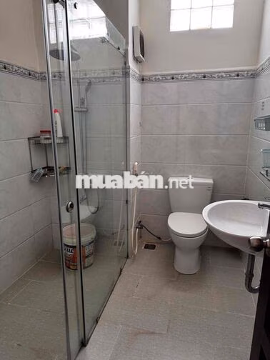 phòng ở đầy đủ nội thất cơ bản như tủ lạnh, máy lạnh, máy giặt