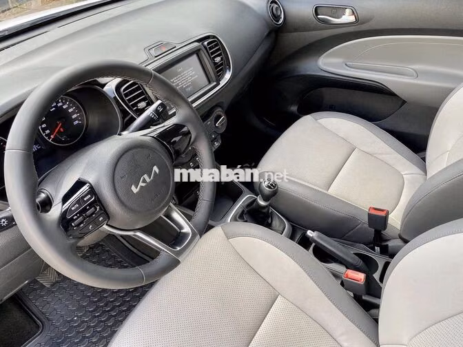 Kia Soluto 2022 số sàn màu trắng, bản Deluxe